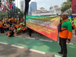 Puluhan Eks PJLP Demo di DPRD DKI Buntut Aturan Pembatasan Usia Heru