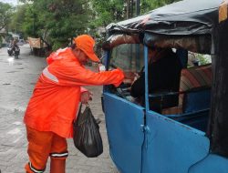 Ramadan Berkah Kelurahan Kapuk Muara Bagikan Ratusan Nasi Bungkus Gratis