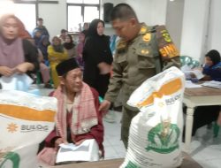 DESA CIPELANG MENYALURKAN BERAS BULOG KEPADA KELUARGA PENERIMA MANFAAT