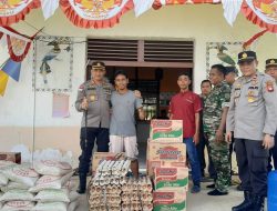 Kunjungi Desa Kampung Baru, Kapolres Sanggau Serahkan Bantuan Sosial