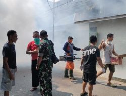 Babinsa Koramil 1204-02/Kapuas Bersama Warga Dan Puskesmas Kapuas Lakukan Fogging Mandiri