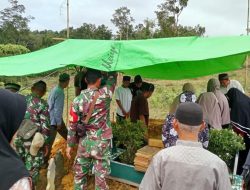 Ikut Berbelasungkawa Babinsa Koramil 1204-01/Kapuas Melayat Kerumah Duka Di Wilayah Binaannya