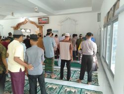 Personel Polsek PMK Ikut Sholat Jumat Bersama Di Masjid Nurul Bahrian Kec. Pulau Maya Kab Kayong Utara