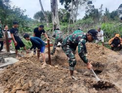 Peduli antar sesama!Pos riam sejawak Satgas Pamtas RI-Malaysia Yonarmed 10/Bradjamusti Membantu prosesi pemakaman