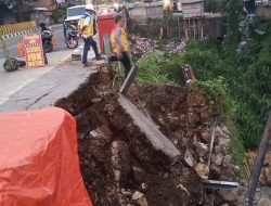 Longsor Kembali Terjadi Di Jalan Nasional Samping Jembatan Cisalopa