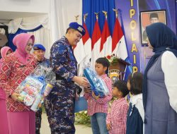 Momen Haru Irjen Iqbal dan Istri Peluk Anak Personel Polairud yang Gugur Dalam Bertugas