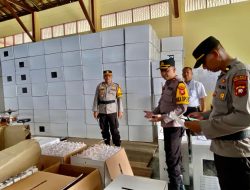 Waka Ops Res Bersama Pejabat Operasi Mantap Brata Kapuas 2023-2024 Di Polres Singkawang Lakukan Pengecekan Gudang Logistik Pemilu