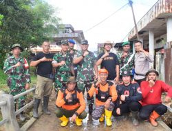 Danrem 121/Abw tinjau lokasi karya bakti dalam rangka penanggulangan banjir di wilayah kodim 1202/Skw