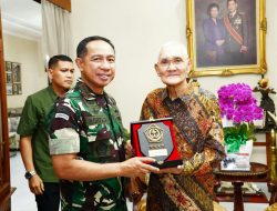 Panglima TNI Kunjungi Sesepuh TNI Jenderal TNI (Purn) Try Sutrisno