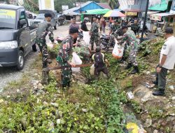 Anggota Koramil 1204 – 21 / Entikong Bersama Aparat Pemerintah Setempat Melaksanakan Karya Bakti Bersihkan Selokan Pasar Pelangan