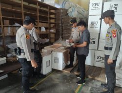 Cegah Potensi Gangguan, Personel Polres Singkawang Tingkatkan Kewaspadaan Amankan Gudang Logistik Pemilu. 