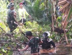 Upaya Cegah Banjir Tiga Pilar Di Kecamatan Teluk Keramat Bersinergi Gotong – Royong Bersihkan Parit.