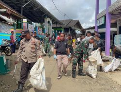 Babinsa Koramil 09/Permata Intan Bersama Warga Gotong Royong bersihkan Lingkungan