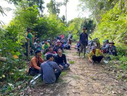 TNI Bergerak, Satgas Pamtas RI-MLY Yonarmed 10/Bradjamusti Pos Langau Perbaiki Jalan Desa di Perbatasan RI-Malaysia