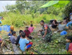 Jalin Keakraban dan Silahturahmi,Babinsa Koramil 1204-16/Sekadau Hulu Lakukan Komsos dengan Masyarakat.