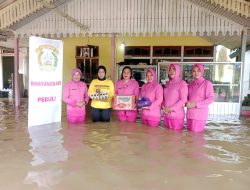 Ranting Cabang Bhayangkari Kuala Behe Perduli Berikan Sembako Kepada Korban Banjir