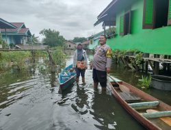 Polsek Sekadau Hilir Cek Debit Air di Desa Tanjung, Warga Diimbau Waspada