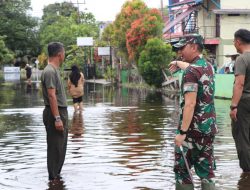 Tinjau Lokasi Banjir, Dandim Sintang Himbau Warga Tetap Waspada 