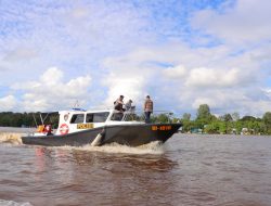 Kapolres Pimpin Rombongan Tinjau Pesisir Sungai Kapuas, Pantau Kenaikan Debit Air Sungai Kapuas