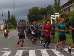 Meskipun Hujan Gerimis Tidak Menyurutkan Semangat Prajurit Kodim 1206/Putussibau Untuk Pembinaan Fisik