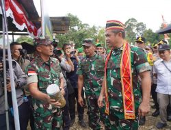 Dandim 1204/Sgu memaparkan program unggulan kepada Kasad di Jagoi Babang, Kab. Bengkayang