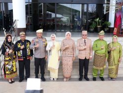 Kapolda Kalbar Beserta Ketua Bhayangkari Daerah Kalbar Menghadiri Upacara Bendera Peringatan HUT Ke-67 Pemerintah Provinsi Kalbar