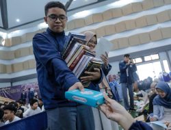 Penuh Berkah: Siswa SMAN 8 Bandung Wakafkan  Ratusan Al-Qur’an Dalam Kegiatan SmartTren Ramadan