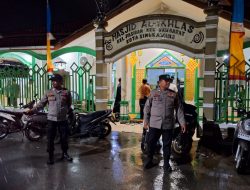 POLRES SINGKAWANG LAKSANAKAN PENGAMANAN HARI PERTAMA SHOLAT TARAWIH DI MESJID MESJID KOTA SINGKAWANG