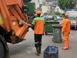 Petugas Sudin LH Jaksel Dikerahkan Bersihkan Sampah Pasca Libur Lebaran