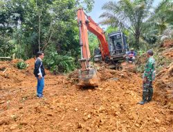 Satgas TMMD Regtas Ke 120 Kodim 1204 / Sanggau Terus Awasi Alat Berat Pembangunan Jalan