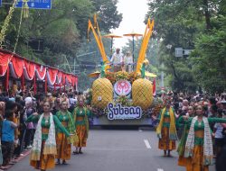 PJ BUPATI SUBANG PIMPIN PARADE MOBIL HIAS SUBANG PADA HUT DEKRANAS DI SOLO, SEBAGAI AJANG PROMOSI SUBANG