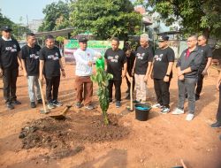 Sebanyak 50 Pohon Produktif  Ditaman Dilingkungan Kantor Pertanahan ATR/BPN Jaksel.