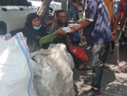 Keluarga Besar 6444 Rutin Bagikan Nasi Kotak Dalam Aksi Jumat Berkah