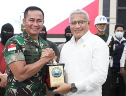 Pangdam XII/Tpr Serahkan Lima Tersangka dan Barang Bukti Sabu 21,2 Kilogram Kepada Kepala BNN RI