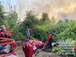 Sigap Datangi Titik Api, Anggota Polsek Sintang Kota Bersama Manggala Agni Berhasil Padamkan Kebakaran Lahan