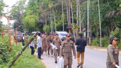 Polres Sintang Dampingi Penertiban APK Paslon Oleh Bawaslu Sintang