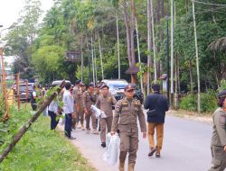 Polres Sintang Dampingi Penertiban APK Paslon Oleh Bawaslu Sintang