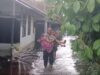 Bhabinkamtibmas Evakuasi Nenek Lumpuh Korban Banjir di Singkawang Tengah