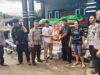 Pasca Banjir Polsek Menyuke Distribusikan Bantuan Sembako Dari Posko Penerimaan Bantuan Bencana Banjir Polres Landak 